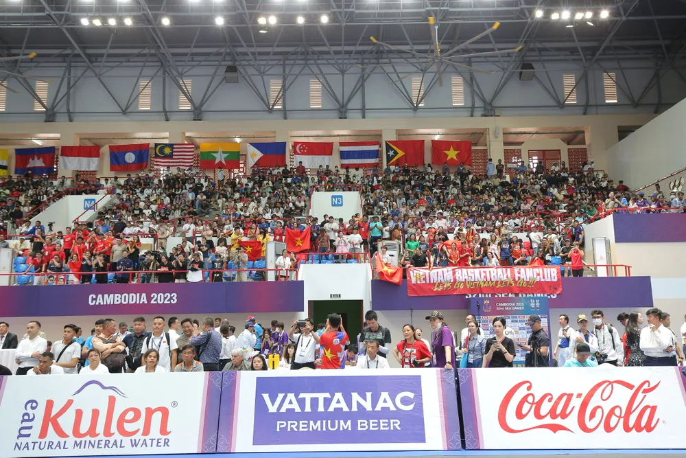 Người hâm mộ bóng rổ Việt Nam ở nhà thi đấu Techo Morodok là những người hạnh phúc nhất