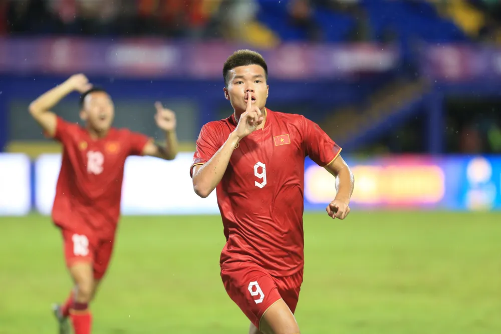 Tiền đạo Văn Tùng ăn mừng bàn thắng mở điểm vào lưới U22 Malaysia. ẢNH: DŨNG PHƯƠNG