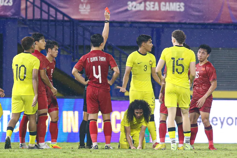 Trọng tài rút thẻ đỏ cho Najmudin. ẢNH: DŨNG PHƯƠNG