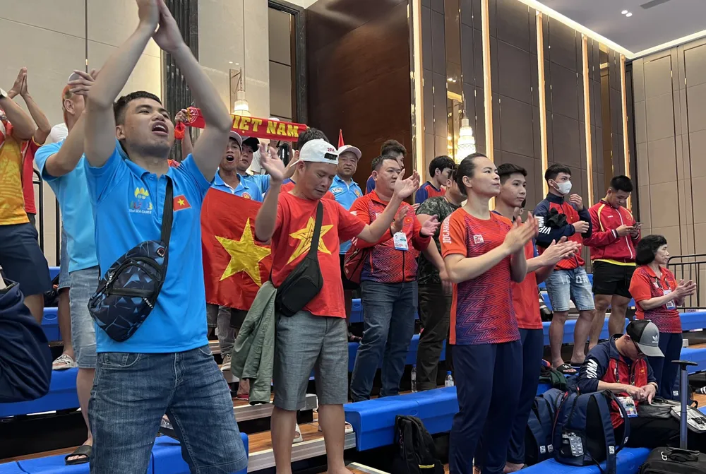 Niềm vui của người hâm mộ Việt Nam sau những chiến thắng của đội tuyển Pencak Silat. ẢNH: HỮU THÀNH Niềm vui của người hâm mộ Việt Nam sau những chiến thắng của đội tuyển Pencak Silat. ẢNH: HỮU THÀNH