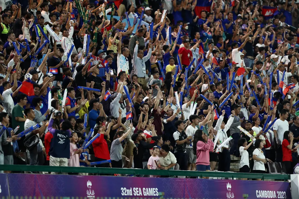 Bầu không khí lễ hội được người hâm mộ Campuchia tạo ra. ẢNH: DŨNG PHƯƠNG Bầu không khí lễ hội được người hâm mộ Campuchia tạo ra. ẢNH: DŨNG PHƯƠNG