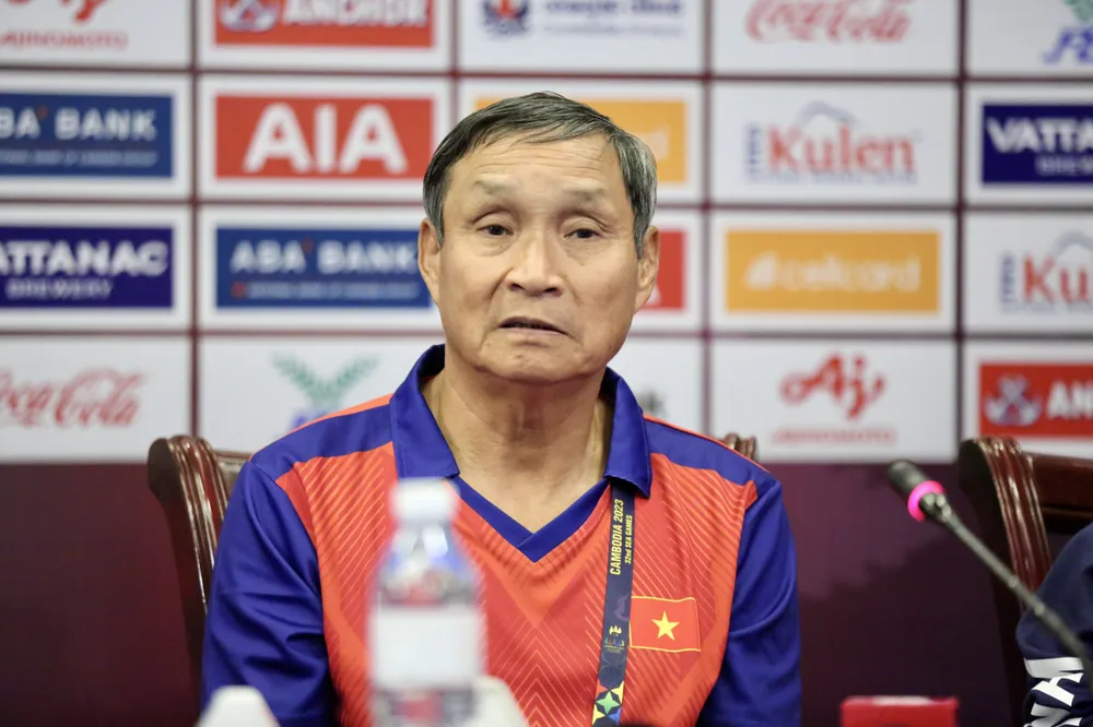 HLV Mai Đức Chung dành sự tôn trọng tuyệt đối đến đội tuyển nữ Campuchia. ẢNH: DŨNG PHƯƠNG