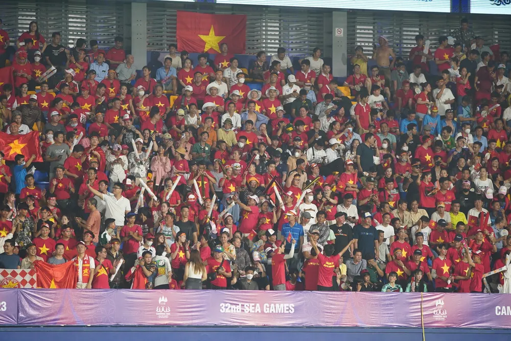 Đông đảo người hâm mộ Việt Nam háo hức chờ trận trận bán kết SEA Games 32. ẢNH: DŨNG PHƯƠNG