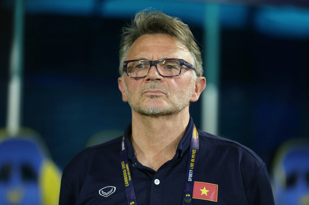 HLV Troussier đánh giá cao đối thủ U22 Indonesia ở trận bán kết SEA Games 32. ẢNH: DŨNG PHƯƠNG 