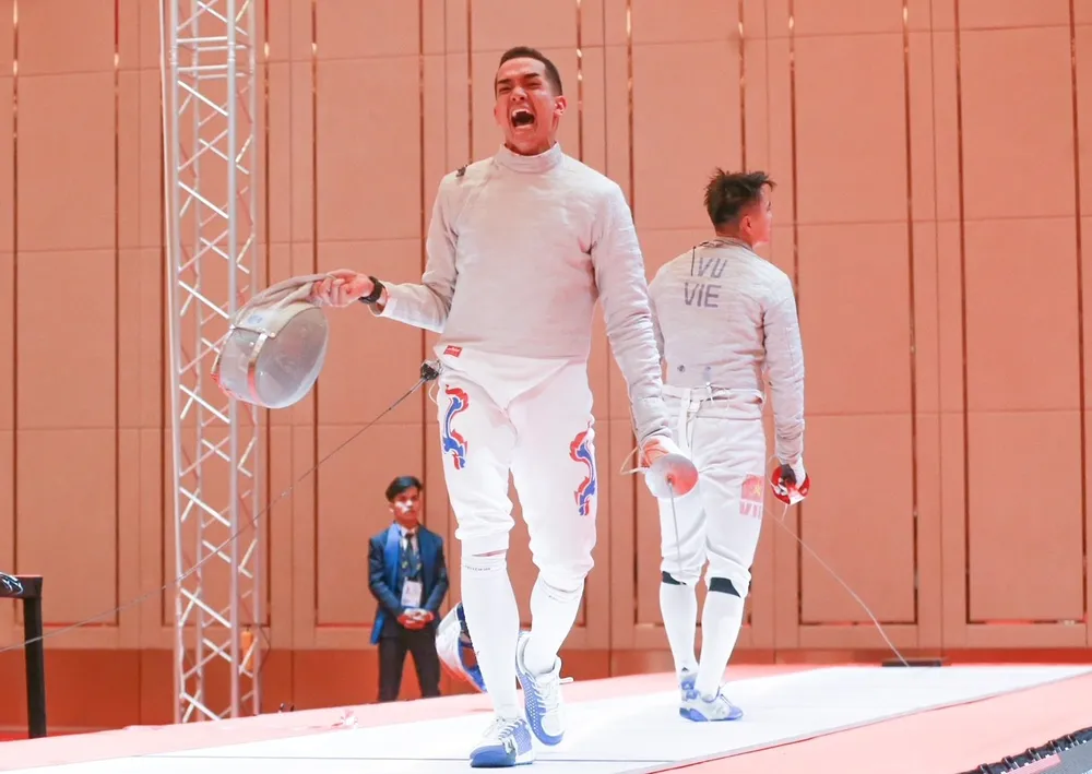 Thành An buồn bã trong niềm vui của đối thủ người Thái Lan. ẢNH: DŨNG PHƯƠNG