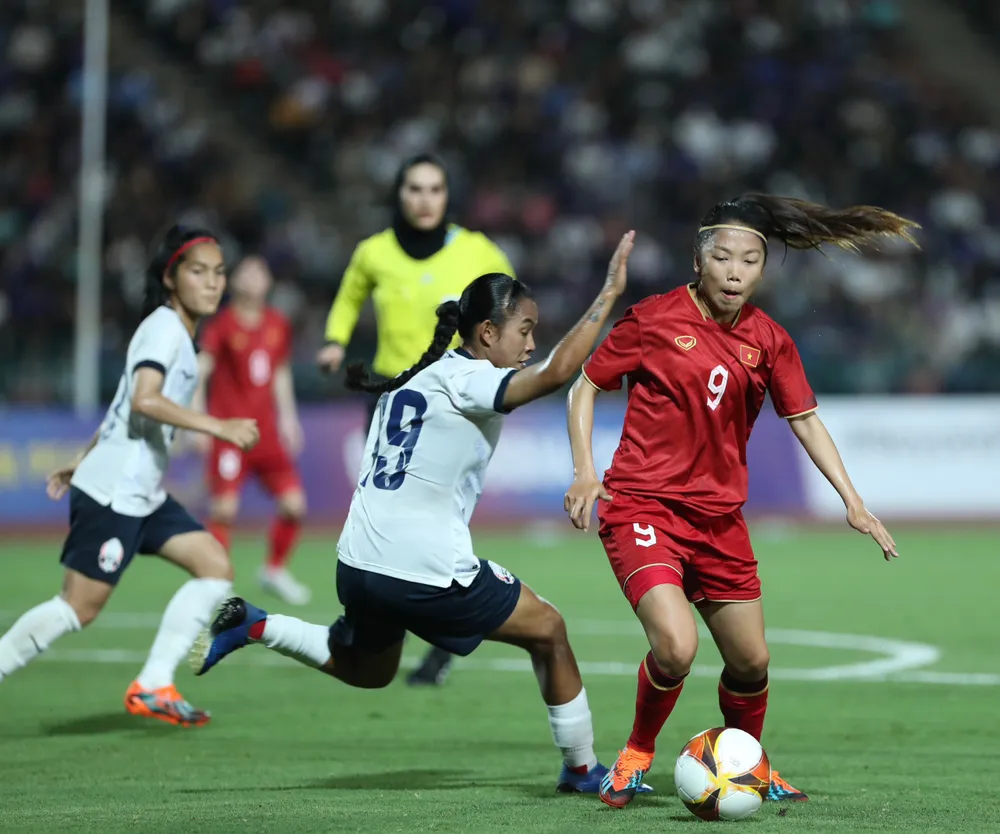 Huỳnh Như cùng đồng đội đã có lần thứ 3 liên tiếp giành vé vào chơi trận chung kết SEA Games. ẢNH: DŨNG PHƯƠNG