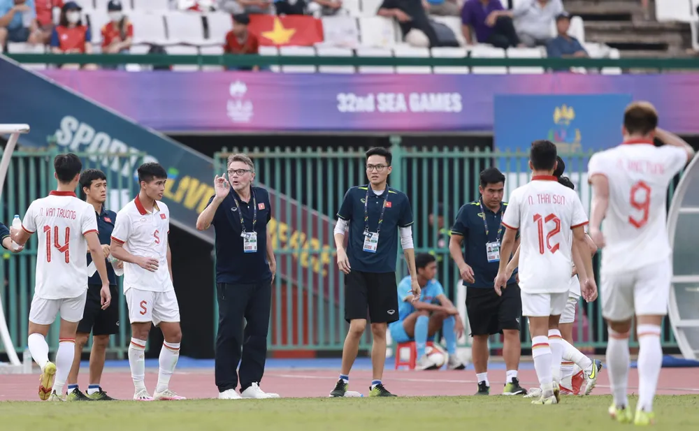 HLV Troussier đánh giá cao lứa cầu thủ U22 Việt Nam hiện tại sẽ có bước phát triển trong tương lai. ẢNH: DŨNG PHƯƠNG