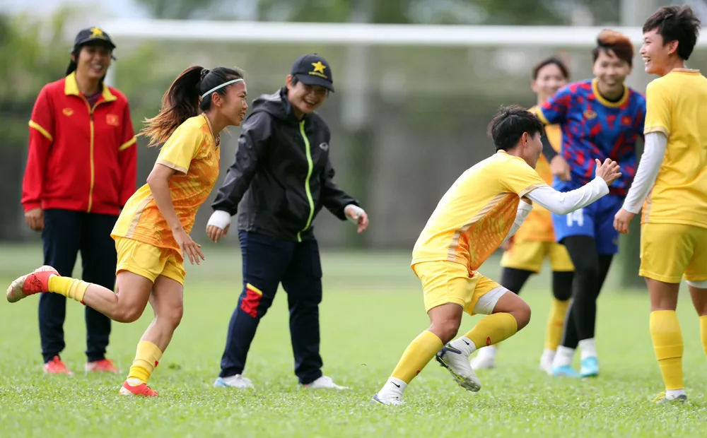 Khoảnh khắc Huỳnh Như "rượt đuổi" Bích Thùy đã tạo ra tiếng cười cho toàn đội. ẢNH: DŨNG PHƯƠNG Khoảnh khắc Huỳnh Như "rượt đuổi" Bích Thùy đã tạo ra tiếng cười cho toàn đội. ẢNH: DŨNG PHƯƠNG