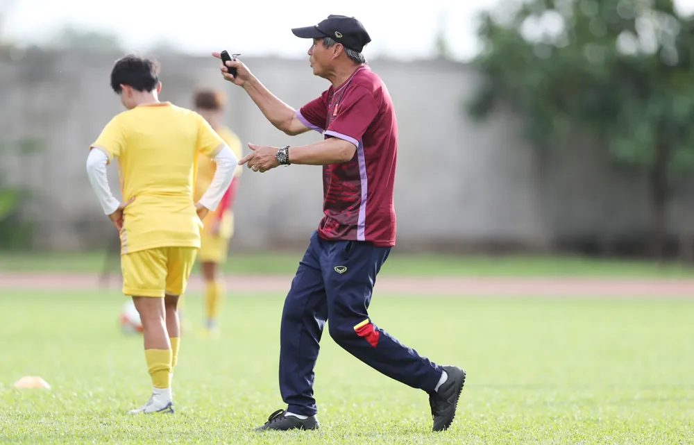 HLV Mai Đức Chung nhắc nhở các học trò quên đi chiến thắng 3-1 trước Myanmar ở vòng bảng HLV Mai Đức Chung nhắc nhở các học trò quên đi chiến thắng 3-1 trước Myanmar ở vòng bảng