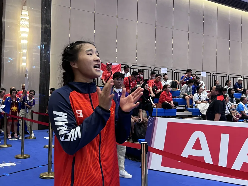 Mỹ Trang động viên chị gái thi đấu từ xa. ẢNH: TÂM HÀ