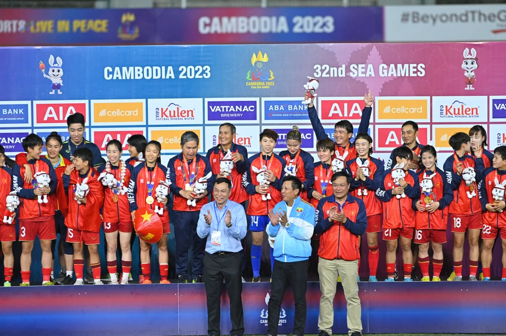 Trưởng đoàn thể thao Việt Nam ở SEA Games 32 Đặng Hà Việt (ngoài cùng, bên phải) gửi lời chúc mừng đến đội tuyển nữ Việt Nam sau khi bảo vệ thành công tấm huy chương vàng. ẢNH: DŨNG PHƯƠNG 