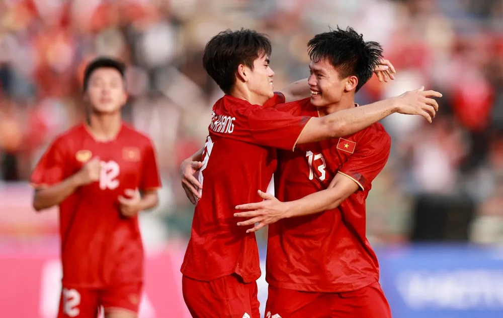 Niềm vui của Khuất Văn Khang và Hồ Văn Cường sau khi ghi bàn vào lưới U22 Myanmar. ẢNH: DŨNG PHƯƠNG