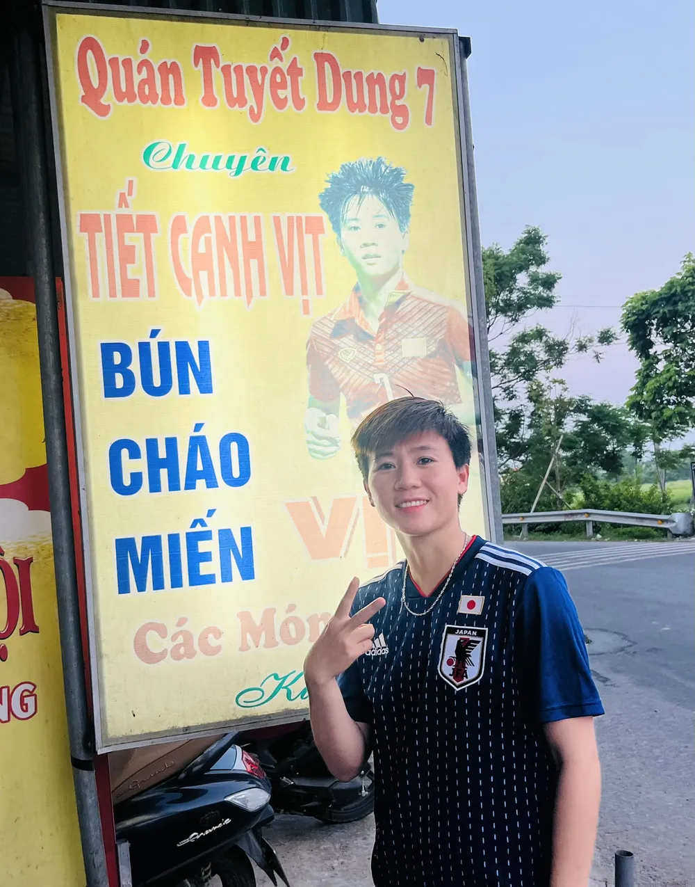 Tuyết Dung phụ gia đình bán quán ăn ở Hà Nam. Tuyết Dung phụ gia đình bán quán ăn ở Hà Nam.