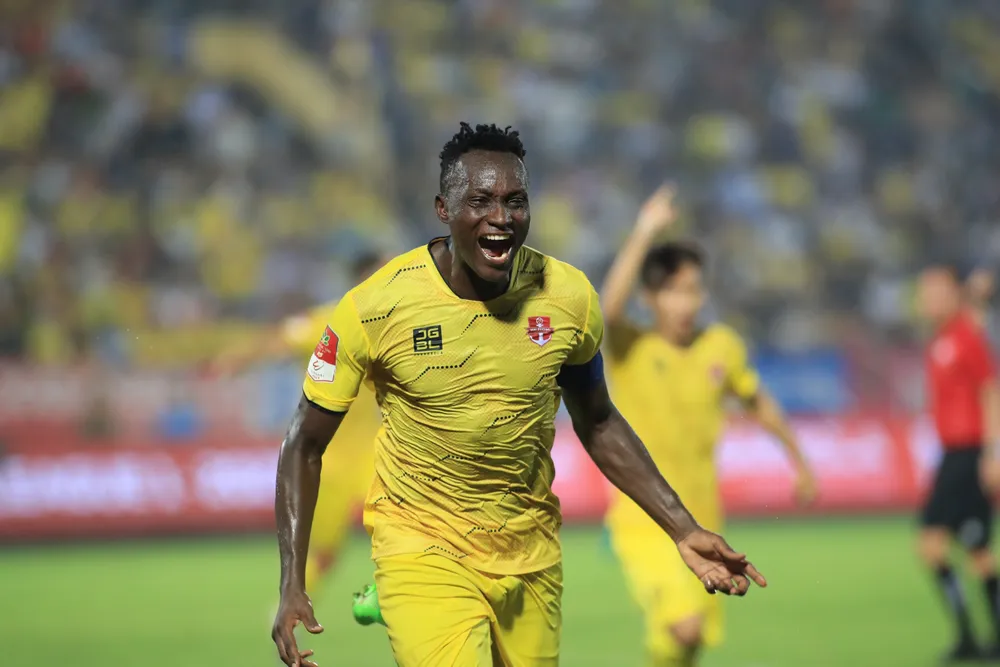 Niềm vui của Mpande khi gỡ hòa cho Hải Phòng. ẢNH: MINH HOÀNG