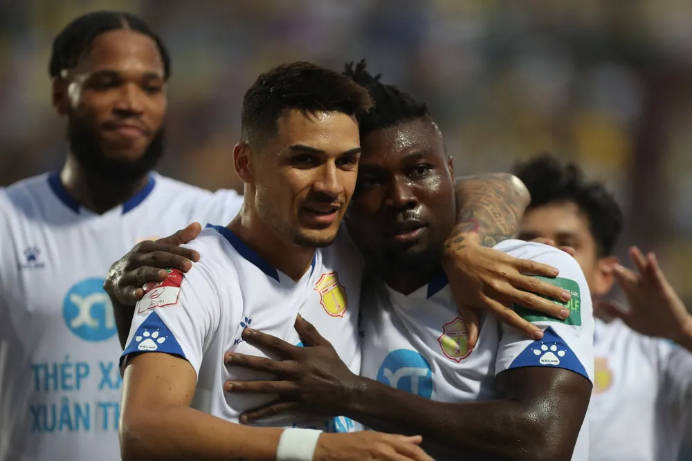 Các cầu thủ Nam Định ghi bàn mở điểm trước. ẢNH: MINH HOÀNG