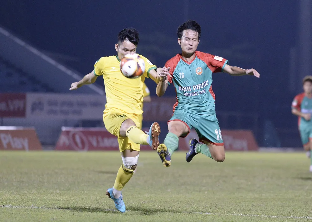 Tình huống dẫn đến quả 11m gây tranh cãi. ẢNH: DŨNG PHƯƠNG