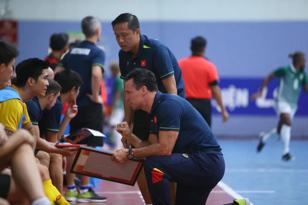 HLV Giustozzi hài lòng về màn trình diễn của các tuyển thủ futsal Việt Nam. ẢNH: ANH TRẦN HLV Giustozzi hài lòng về màn trình diễn của các tuyển thủ futsal Việt Nam. ẢNH: ANH TRẦN