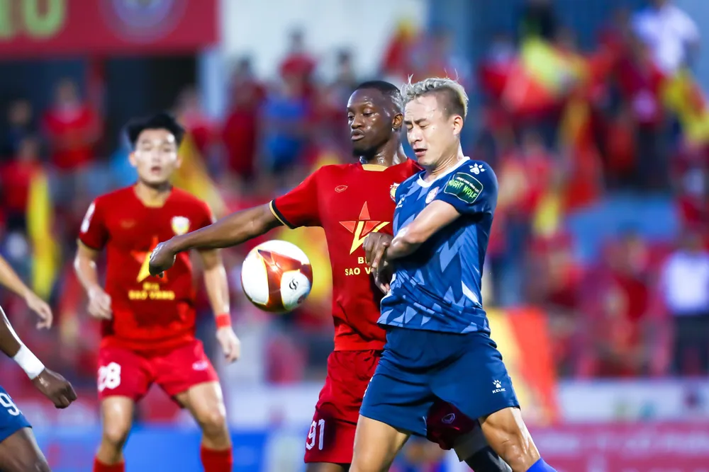 Hai đội đã cống hiến cho khán giả "cơn mưa" bàn thắng. ẢNH: MINH HOÀNG Hai đội đã cống hiến cho khán giả "cơn mưa" bàn thắng. ẢNH: MINH HOÀNG