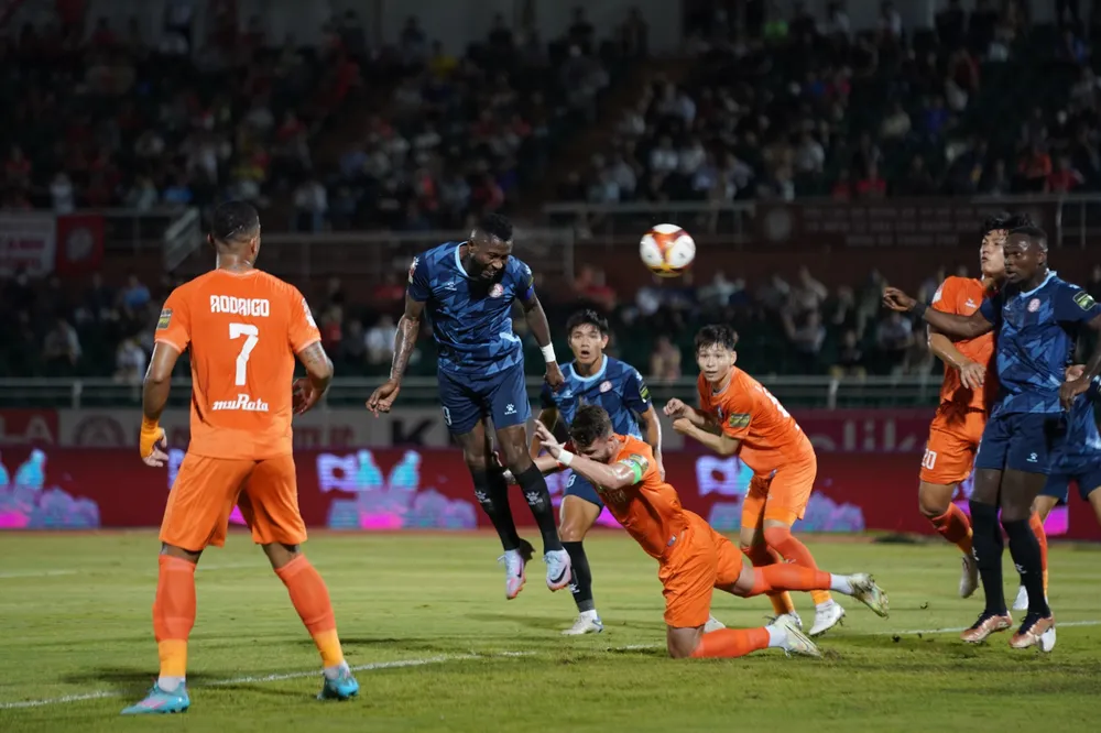 CLB TPHCM gây sức ép lên Bình Dương ở trận đấu muộn với Thanh Hoá