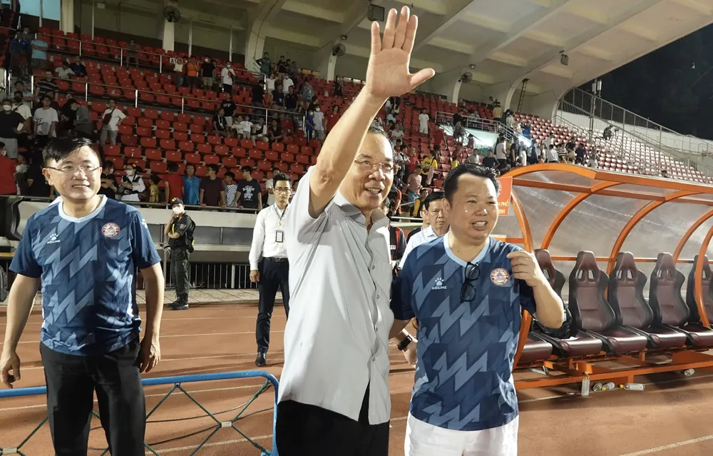 Bí thư Thành ủy TPHCM Nguyễn Văn Nên xuống sân chúc mừng chiến thắng của CLB TPHCM. Bí thư Thành ủy TPHCM Nguyễn Văn Nên xuống sân chúc mừng chiến thắng của CLB TPHCM.