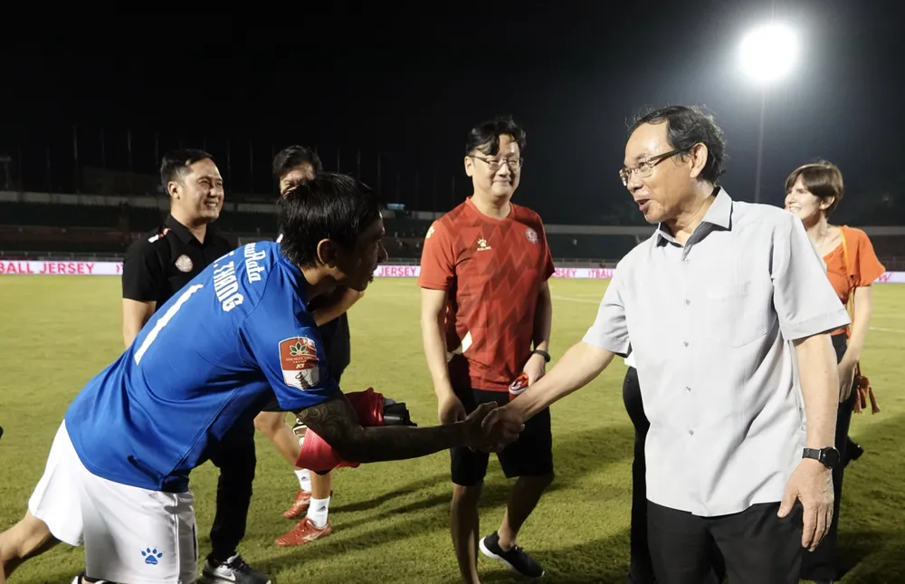 Đồng chí Nguyễn Văn Nên bắt tay và chúc mừng thủ môn Nguyễn Thanh Thắng. Đồng chí Nguyễn Văn Nên bắt tay và chúc mừng thủ môn Nguyễn Thanh Thắng.