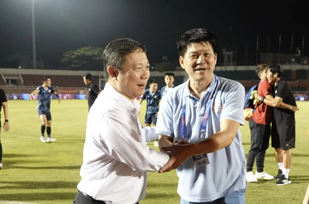 Phó Chủ tịch UBND TPHCM Dương Anh Đức bắt tay động viên, chúc mừng HLV Vũ Tiến Thành với chiến thắng quan trọng ở vòng 10 V-League 2023. Phó Chủ tịch UBND TPHCM Dương Anh Đức bắt tay động viên, chúc mừng HLV Vũ Tiến Thành với chiến thắng quan trọng ở vòng 10 V-League 2023.