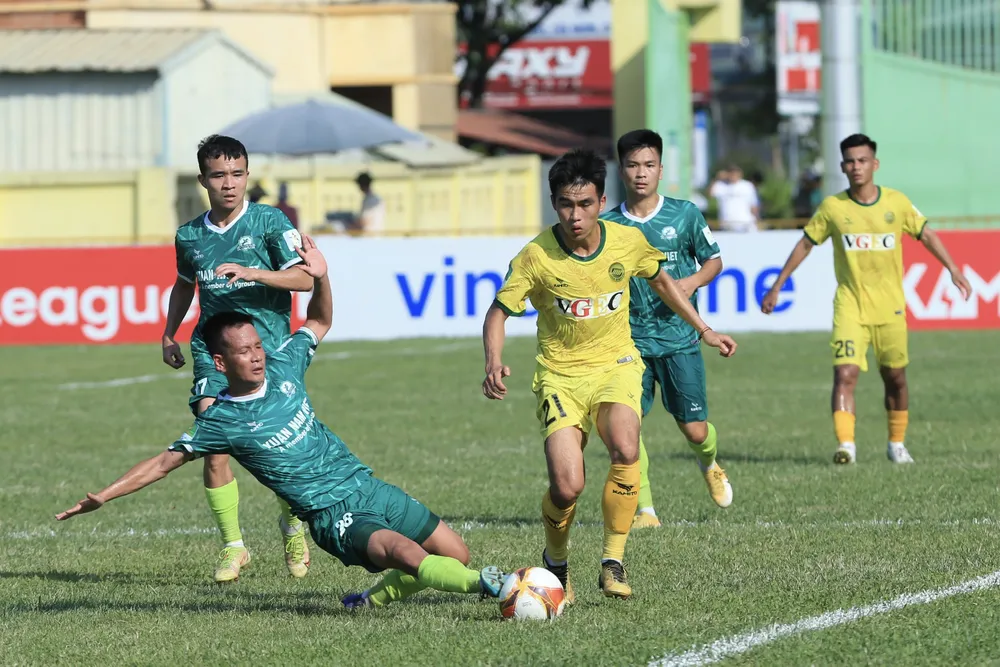 Phù Đổng đứng trước cơ hội thu hẹp khoảng cách với 2 đội đầu bảng. Phù Đổng đứng trước cơ hội thu hẹp khoảng cách với 2 đội đầu bảng.