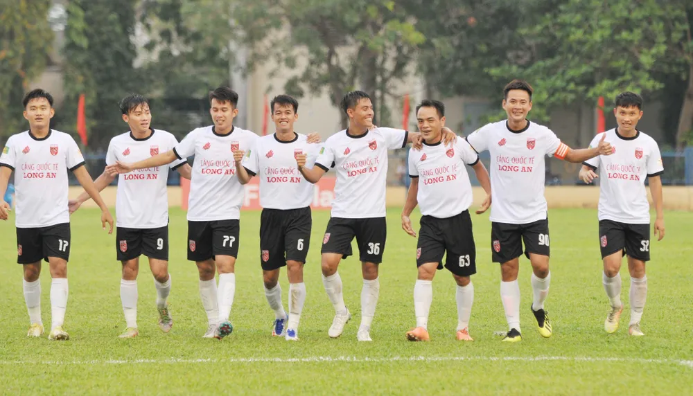 Long An tạm vươn lên vị trí thứ 3 trên bảng xếp hạng.