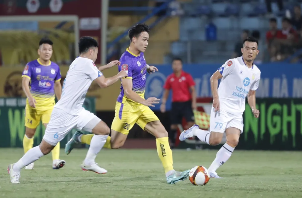Trung vệ Việt Anh gây ra nhiều khó khăn cho Nam Định. ẢNH: MINH HOÀNG Trung vệ Việt Anh gây ra nhiều khó khăn cho Nam Định. ẢNH: MINH HOÀNG