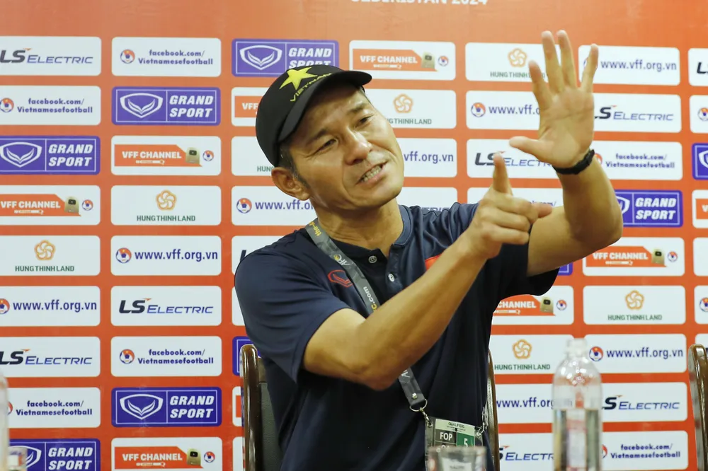 HLV Akira Ijiri muốn U20 nữ Việt Nam đánh bại U20 nữ Australia. ẢNH: MINH HOÀNG