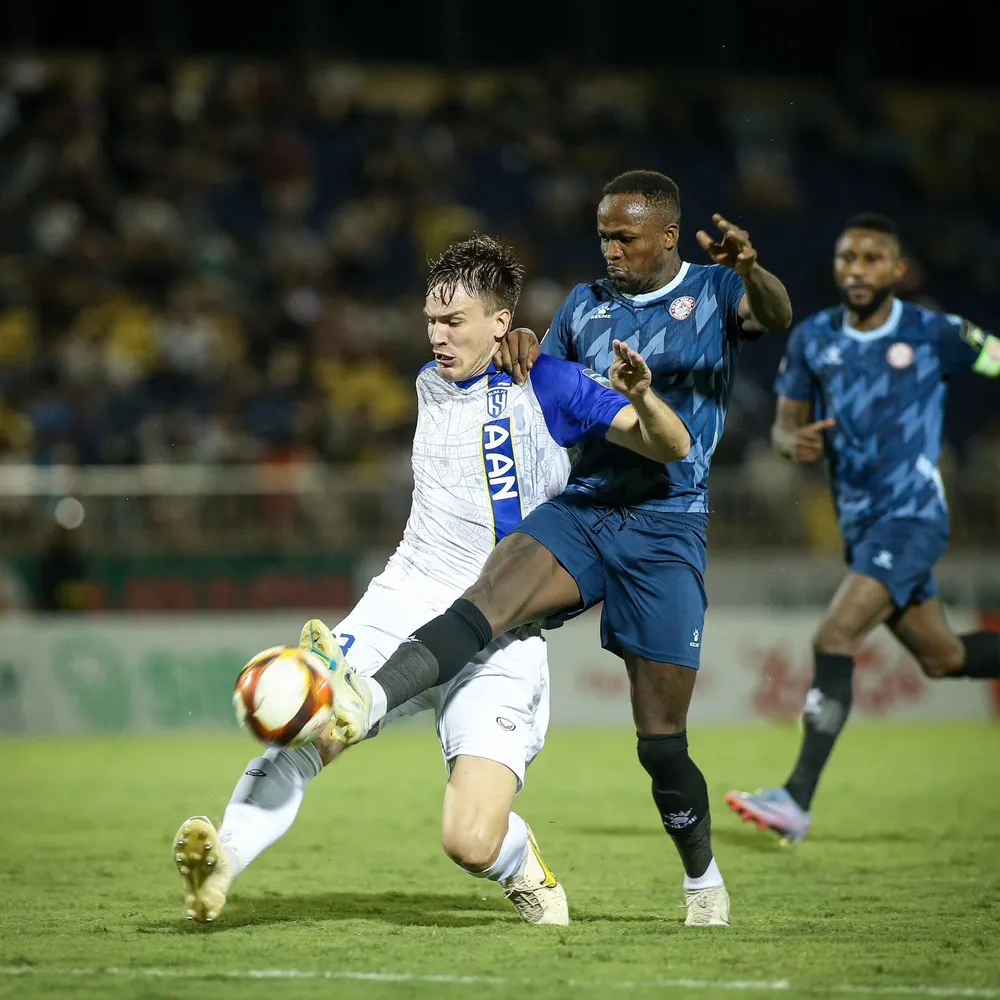 Hàng thủ của SLNA đã đứng vững trước sức ép từ đội khách trong hiệp 2 Hàng thủ của SLNA đã đứng vững trước sức ép từ đội khách trong hiệp 2