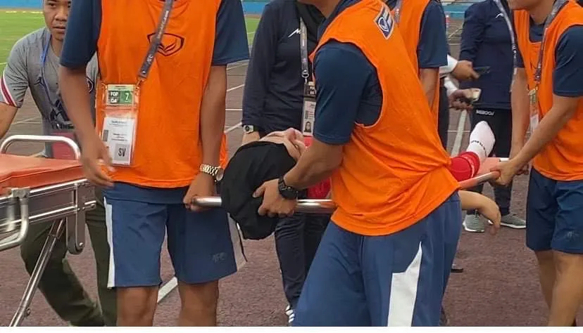 Thời tiết ở Việt Trì quá nóng khiến cầu thủ bị kiệt sức