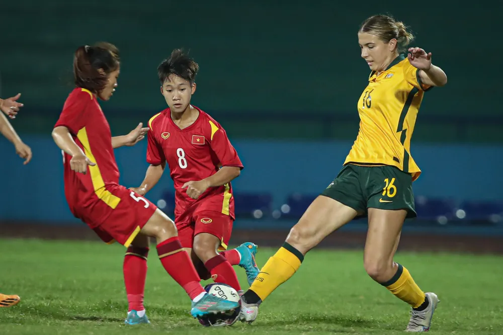 Thể hình vượt trội của U20 nữ Australia so với U20 nữ Việt Nam. ẢNH: MINH HOÀNG