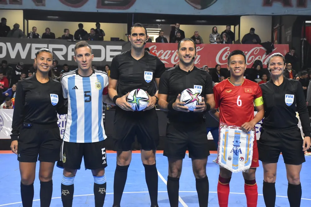 Trải nghiệm tuyệt vời của Đức Hòa cùng đồng đội trước các nhà á quân Futsal World Cup Trải nghiệm tuyệt vời của Đức Hòa cùng đồng đội trước các nhà á quân Futsal World Cup