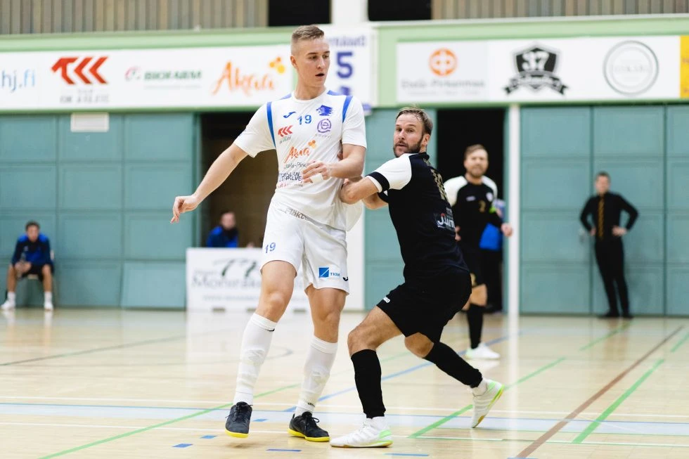 Ngoại binh Aleksi Pirttijoki (áo trắng) cao 1m95 của CLB futsal Thái Sơn Nam TPHCM. 