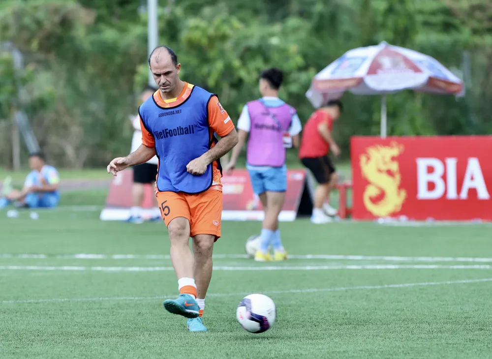 Cựu sao V-League Huỳnh Kesly Alves trở lại với sân chơi của VietFootball sau 3 năm. ẢNH: DŨNG PHƯƠNG