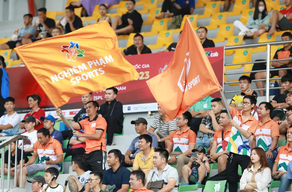Sắc màu của cổ động viên Nghiêm Phạm Holdings trên khán đài. ẢNH: DŨNG PHƯƠNG
