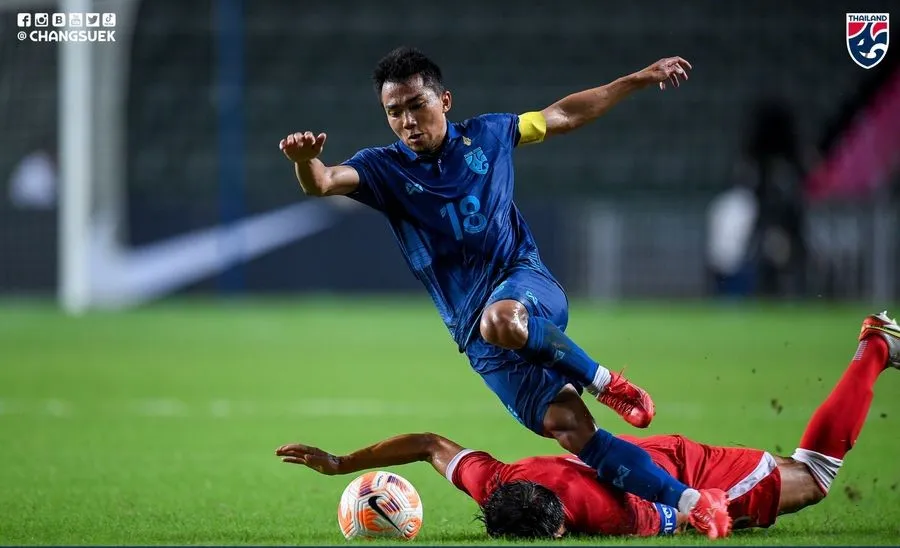 Chanathip cùng các đồng đội ở Thái Lan đánh bại Hồng Kông (Trung Quốc).