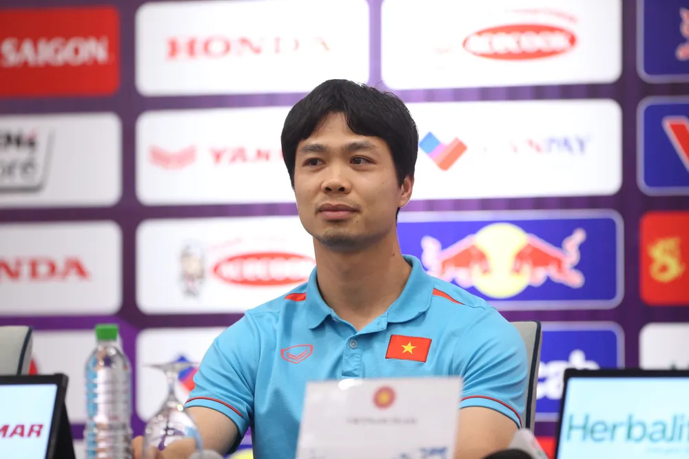 Công Phượng cũng tham dự buổi họp báo với HLV Troussier. ẢNH: MINH HOÀNG