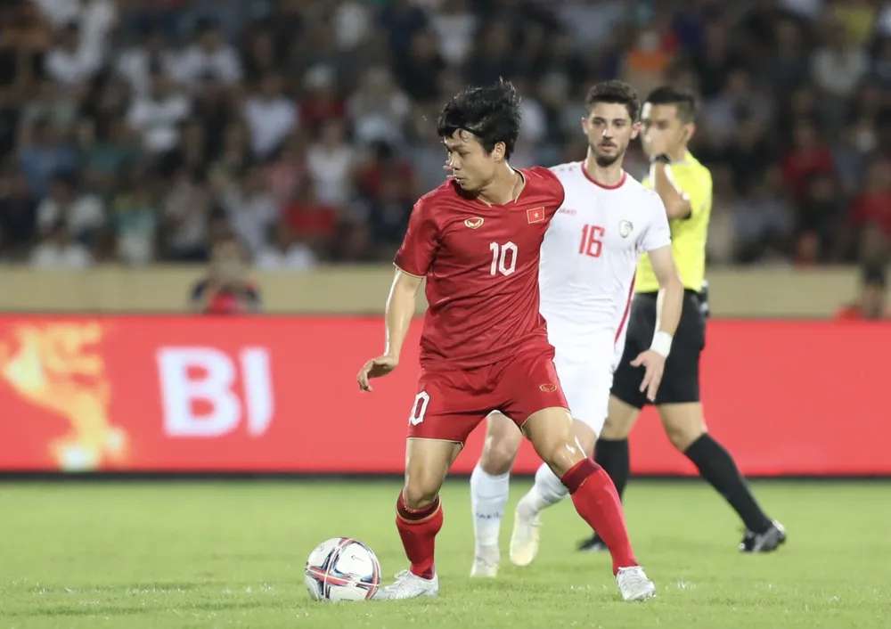 Công Phượng tích cực sút xa ở trận đấu với Syria. ẢNH: MINH HOÀNG Công Phượng tích cực sút xa ở trận đấu với Syria. ẢNH: MINH HOÀNG