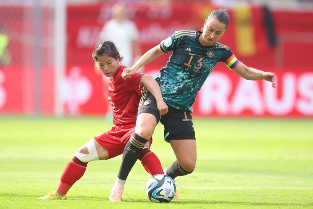 Dù thể hình khiêm tốn, song Dương Thị Vân cực kỳ quyết tâm trong pha tranh chấp Dù thể hình khiêm tốn, song Dương Thị Vân cực kỳ quyết tâm trong pha tranh chấp