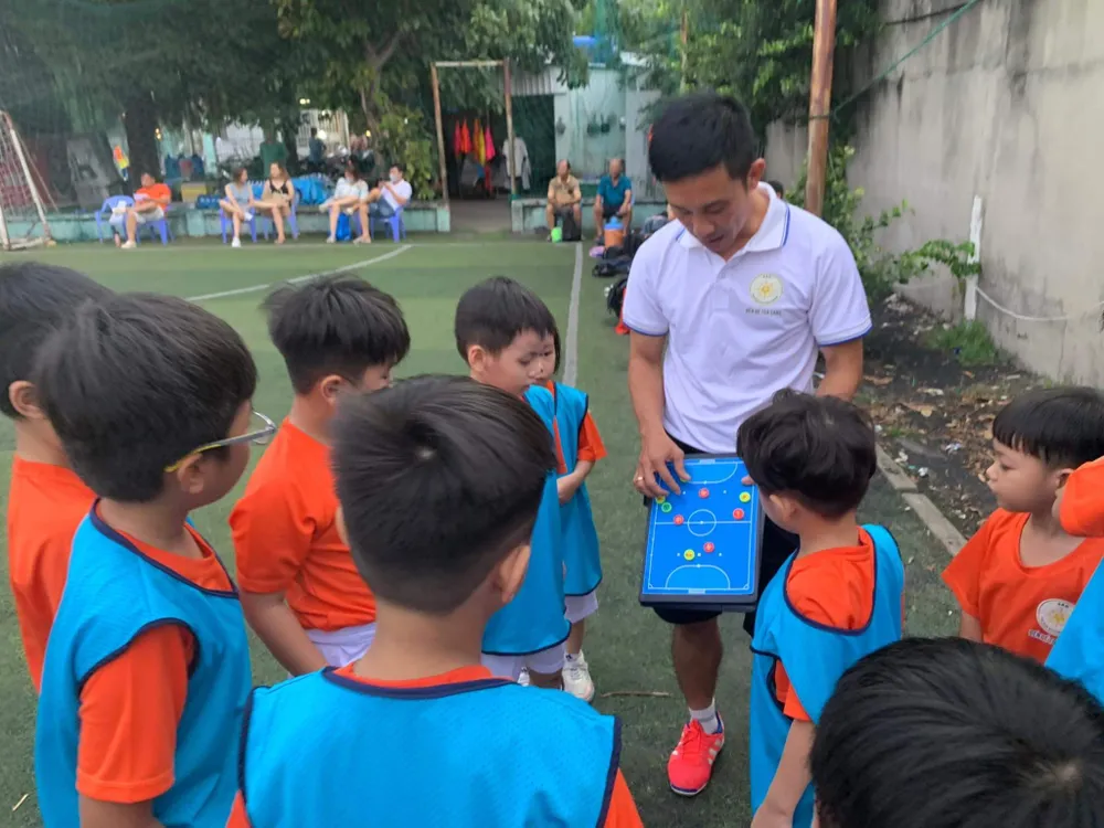 HLV Trương Quốc Tuấn đứng lớp huấn luyện các cầu thủ nhí cộng đồng. ẢNH: TÂM HÀ