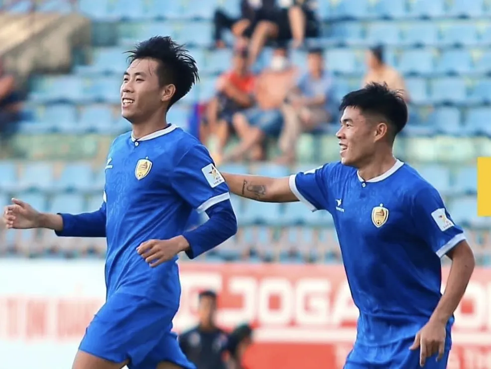 Các cầu thủ Quảng Nam đã đánh bại Bình Phước để xây chắc ngôi đầu bảng xếp hạng.