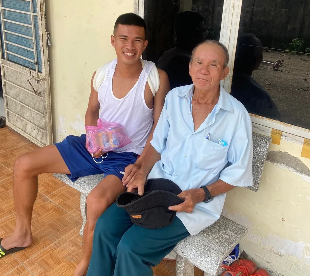 Bác Hai mua yến và hỏi Ngọc Hiệp khi cầu thủ này gặp chấn thương.