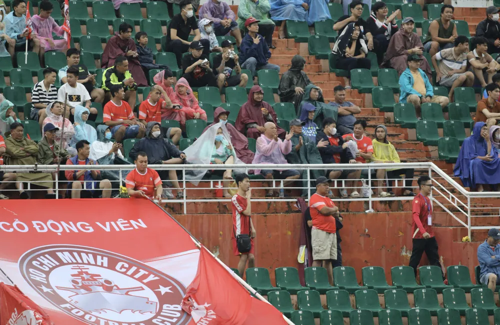 Khán giả CLB TPHCM &quot;đội mưa&quot; cho cổ vũ cho đội hình. ẢNH: DŨNG PHƯƠNG