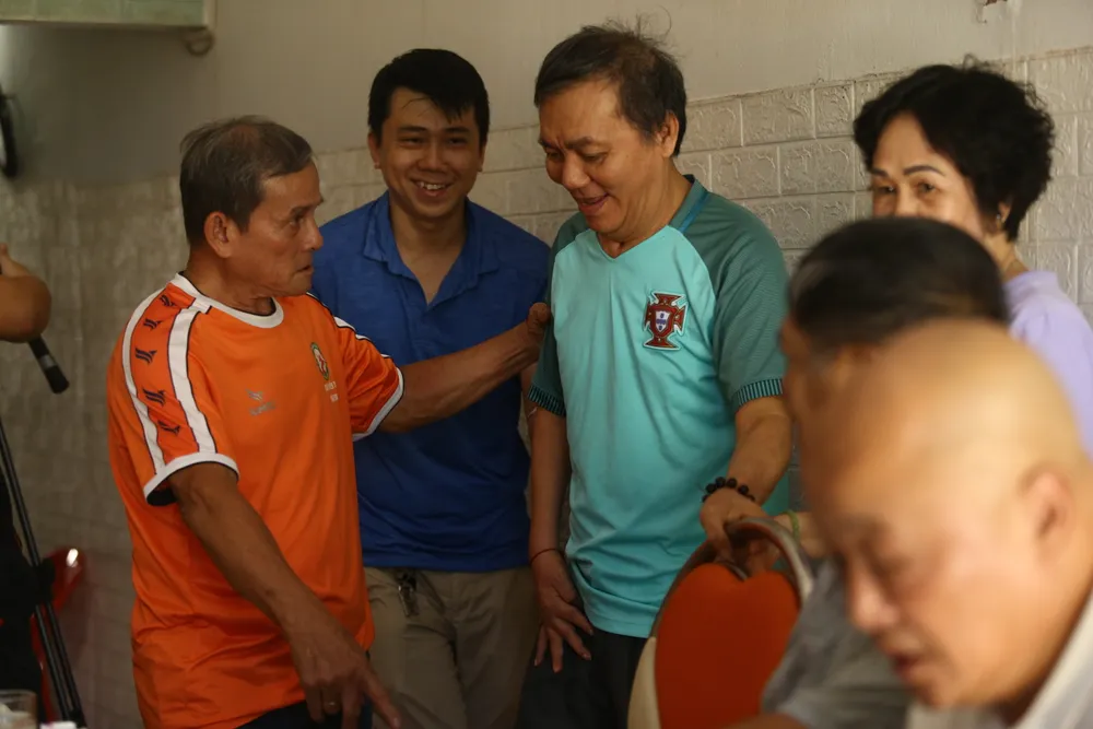 Nụ cười của cựu cầu thủ Phan Quý Sơn khi nhận được sự hỏi thăm, động viên từ đại diện Công ty VPF và các đồng đội ở bóng đá Nghĩa Bình (cũ).