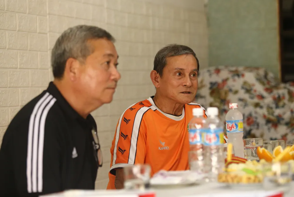 Ông Phan Tôn Quyền (áo đen), em trai của ông Phan Quý Sơn, là cựu cầu thủ của Bình Định