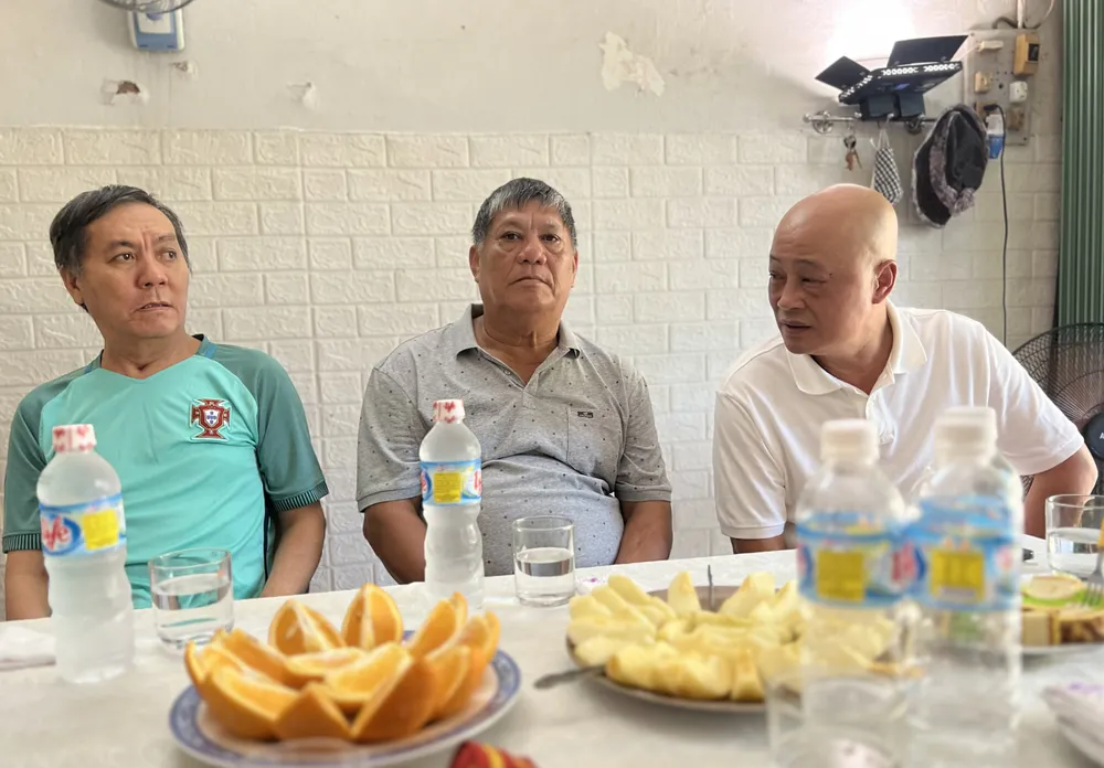 Ông Dương Ngọc Hùng, Trưởng đoàn bóng đá T.Bình Định (giữa), là người giới thiệu hoàn cảnh khó khăn của cựu cầu thủ Phan Quý Sơn đến với Công ty VPF