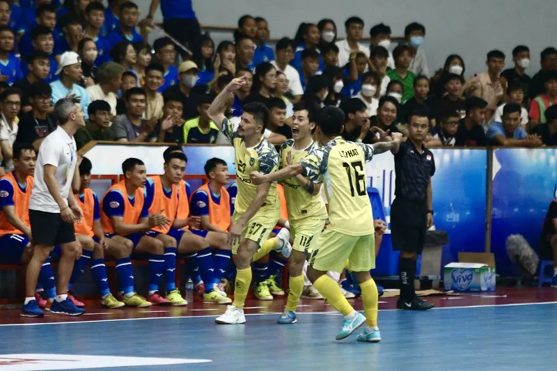 Ngoại binh Italo Henrique Bob của Sahako ghi bàn thắng đầu tiên ở trận "siêu kinh điển" futsal Việt Nam. ẢNH: ANH TRẦN
