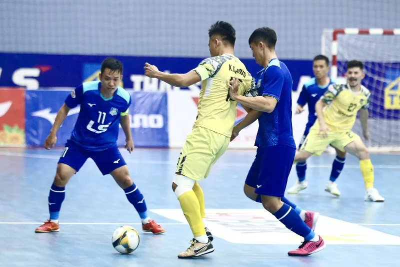 Kinh nghiệm của đội trưởng Văn Vũ đã lên tiếng đúng thời điểm. ẢNH: ANH TRẦN